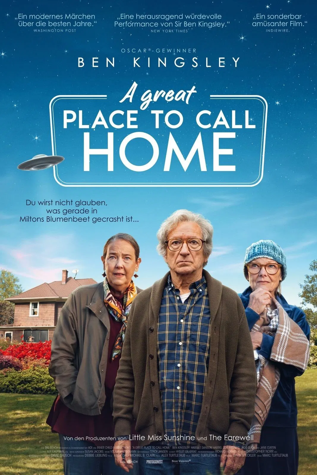 《A Great Place to Call Home》 영화 포스터. 밤하늘 배경에 UFO가 등장하고, 중앙에는 배우 벤 킹슬리를 포함한 세 명의 노년 인물이 진지한 표정으로 서 있다. 독일어 문구와 함께 영화의 따뜻하면서도 코믹한 분위기를 암시한다.