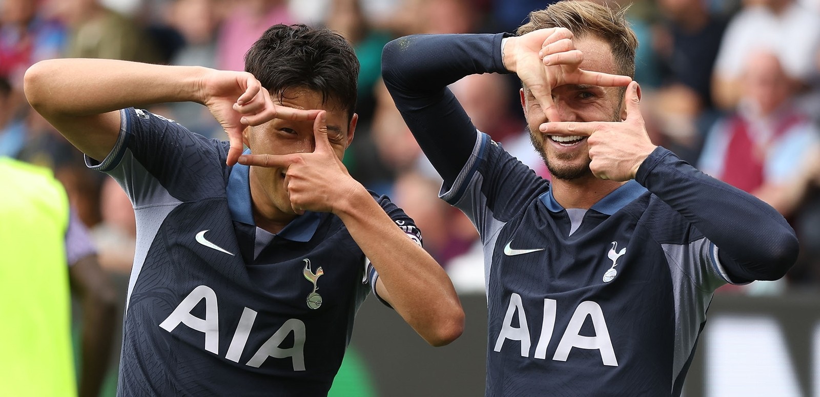 해트트릭을 한 후 세러모니를 하는 손흥민과 제임스 메디슨