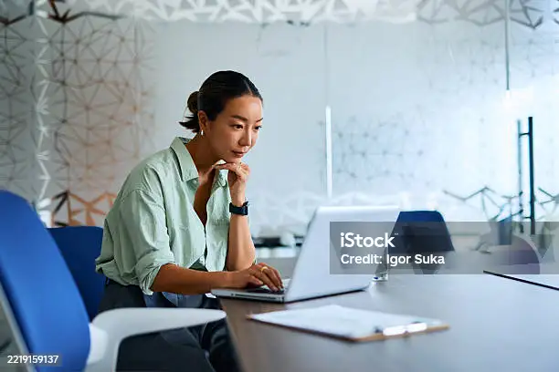 재택근무하는 여성