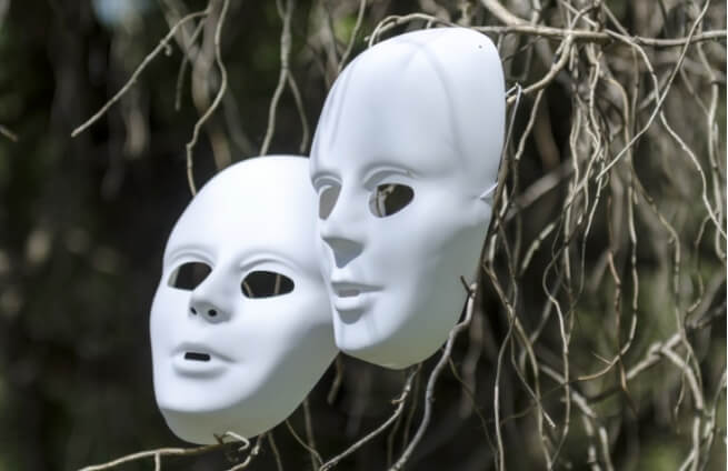 나뭇가지에-가면이걸려있는모습