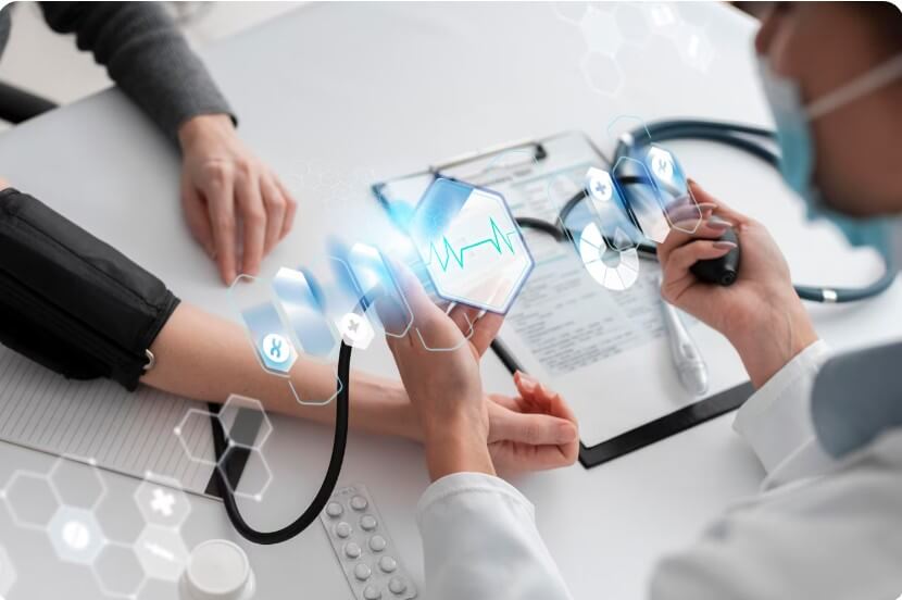 환자를 진료 하고 있는 의사