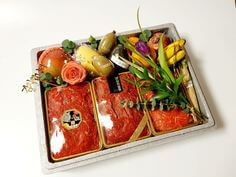 역시-선물은-한우가-최고야-꽃과-함께-포장된-선물세트