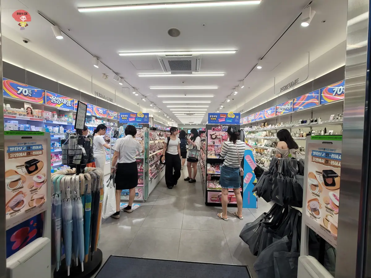 경기도-구리시-올리브영-매장안-상품을-구경중인-사람들