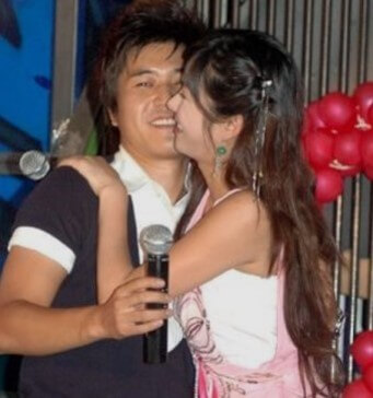 생일날-다정하게-안기는-귀여운-여성