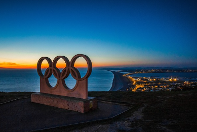 어두운 밤에 빛나는 파리올림픽 마크