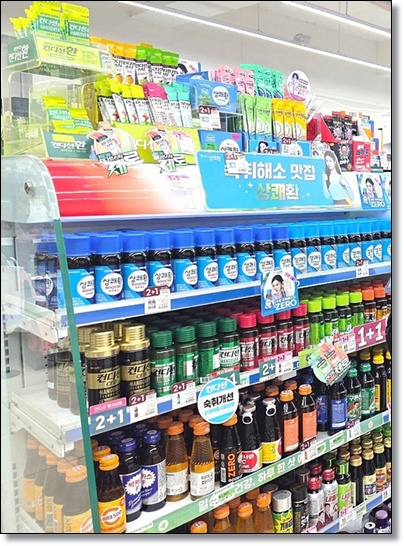 편의점 인기상품 숙취해소제 시장의 전통의 강자들(컨디션 모닝케어 상쾌환)과 신흥 강자 슬간생과 'K-숙취해소제' 인기로 글로벌시장 정조준