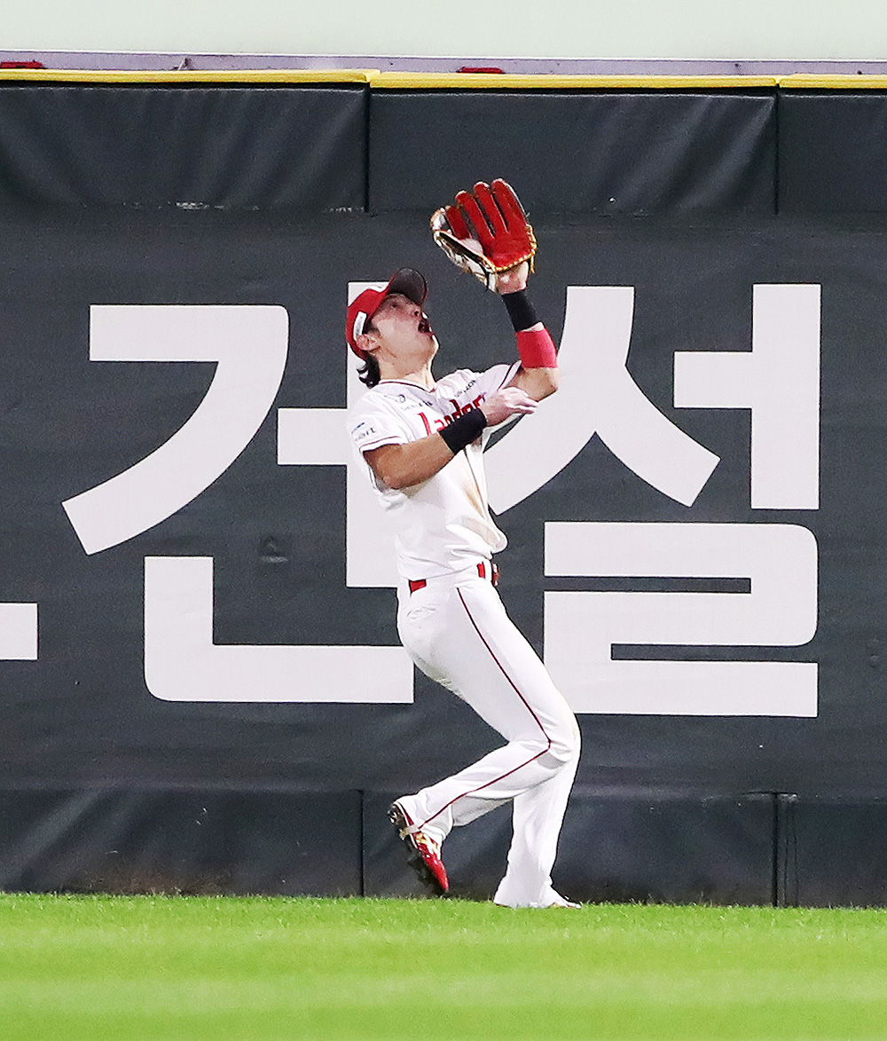 외야에서 수비로 활약하고 있는 최지훈