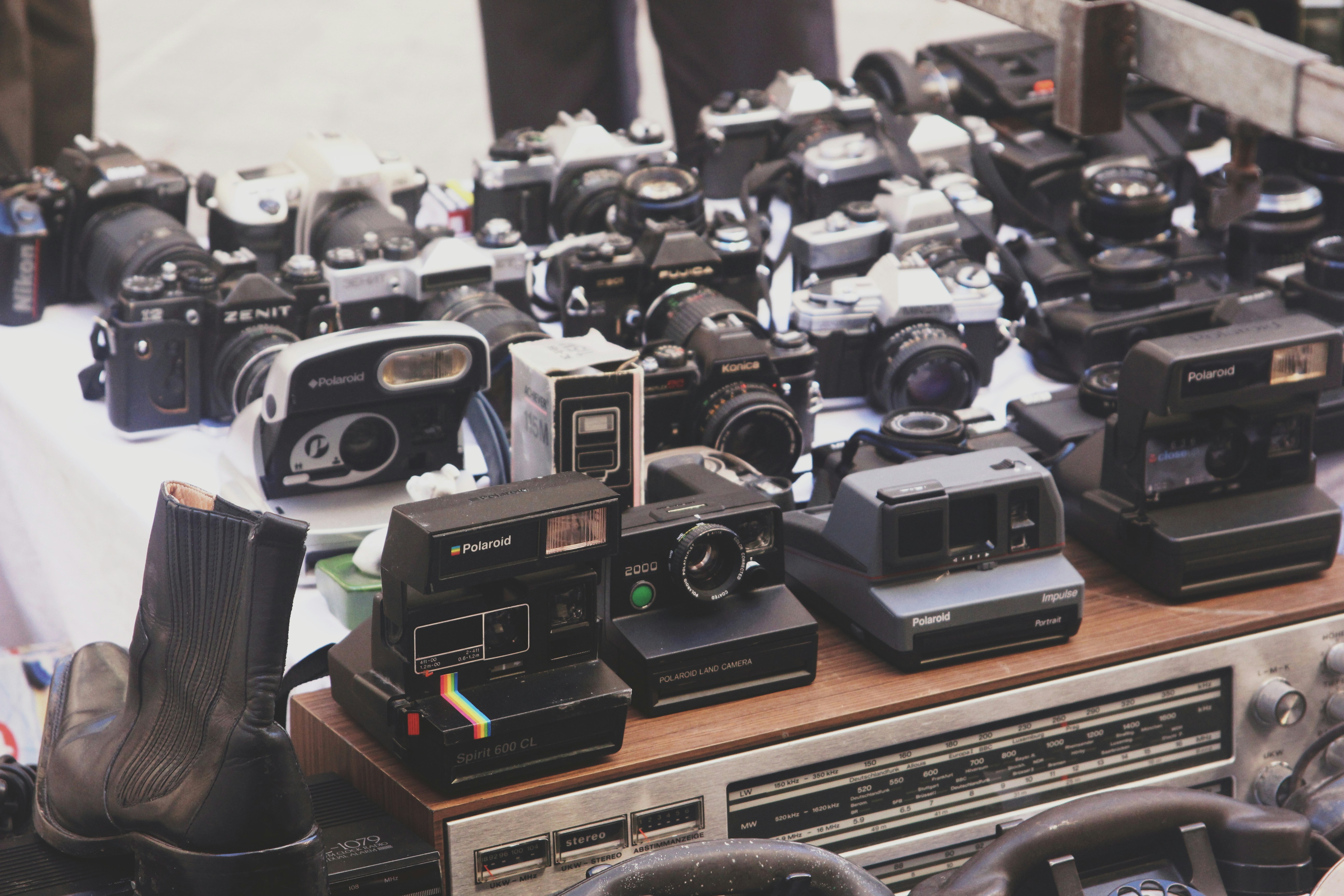 수많은 종류의 카메라가 놓여진 사진