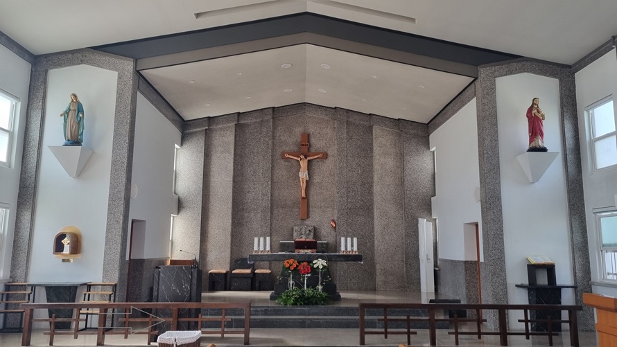 춘천 운교동성당 성전 안 제대, 제단, 십자고상, 감실, 성모상, 예수성심상 사진