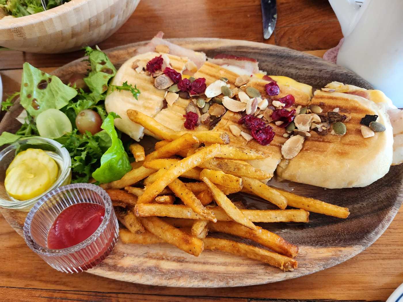 허니버터와 베이컨 치즈가 들어간 파닌니와 감자튀김과 셀러드