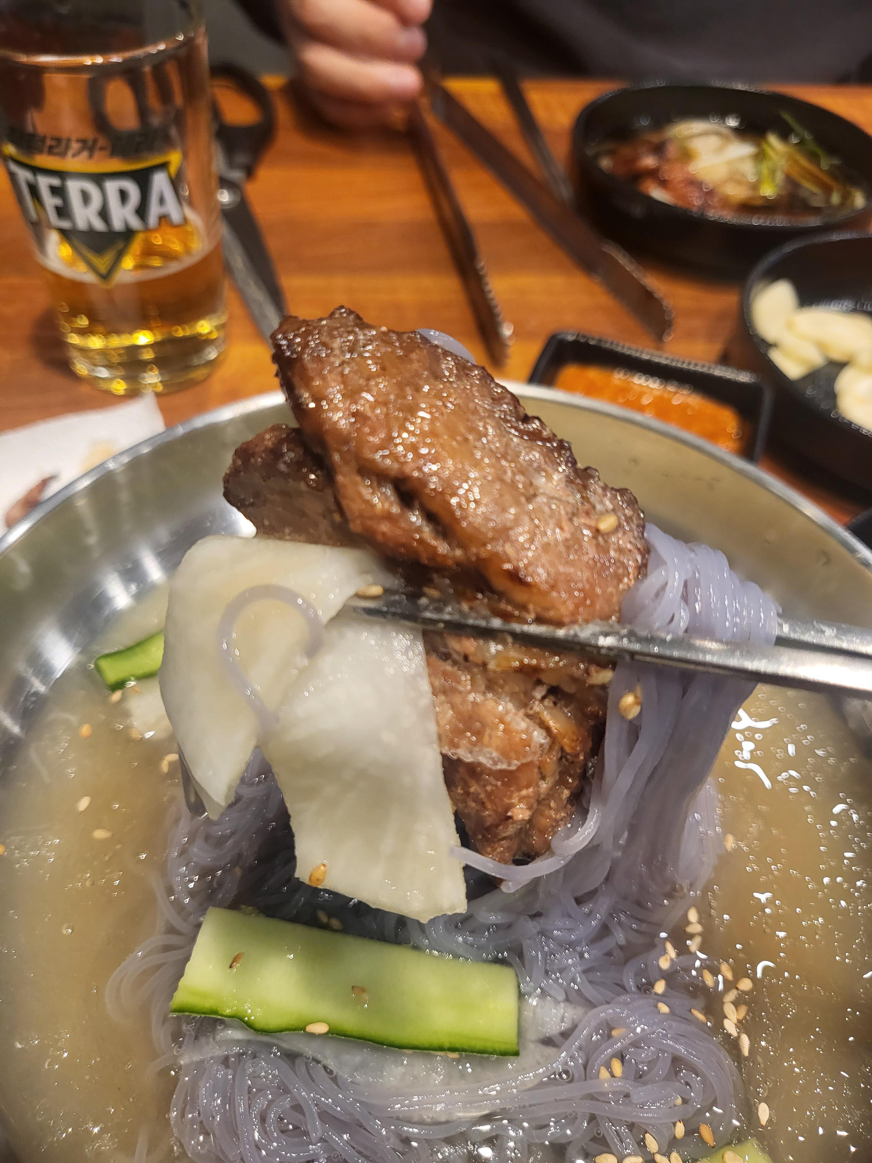 이걸 육쌈냉면이라 하나요~ :)