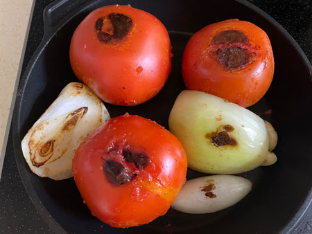겉면이 탄 듯 보이는 토마토, 양파, 마늘