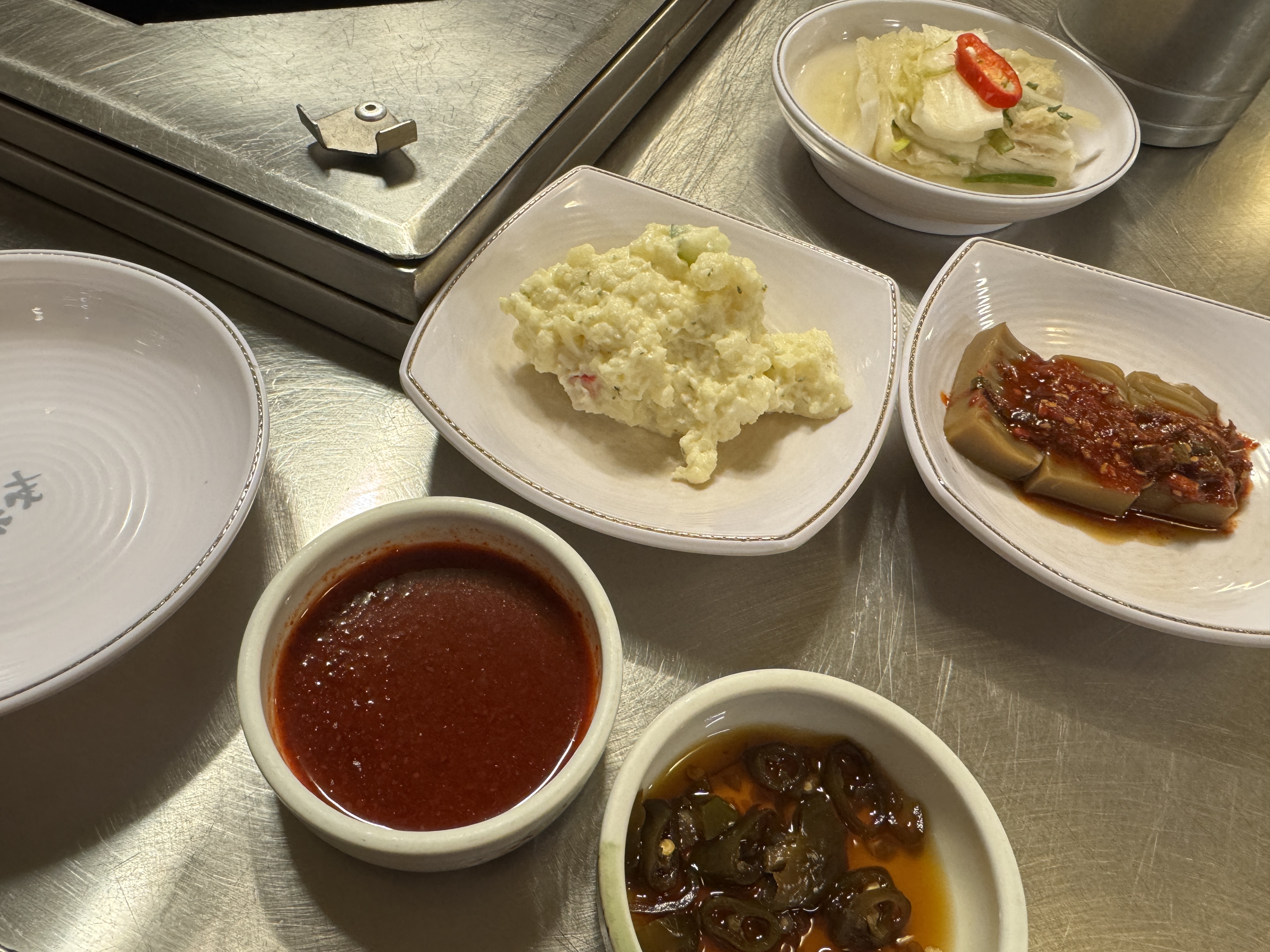 세광양대창 정자점 밑반찬 &mdash; 감자샐러드&amp;#44; 묵무침&amp;#44; 양념장&amp;#44; 백김치가 깔끔하게 담긴 기본찬 클로즈 업