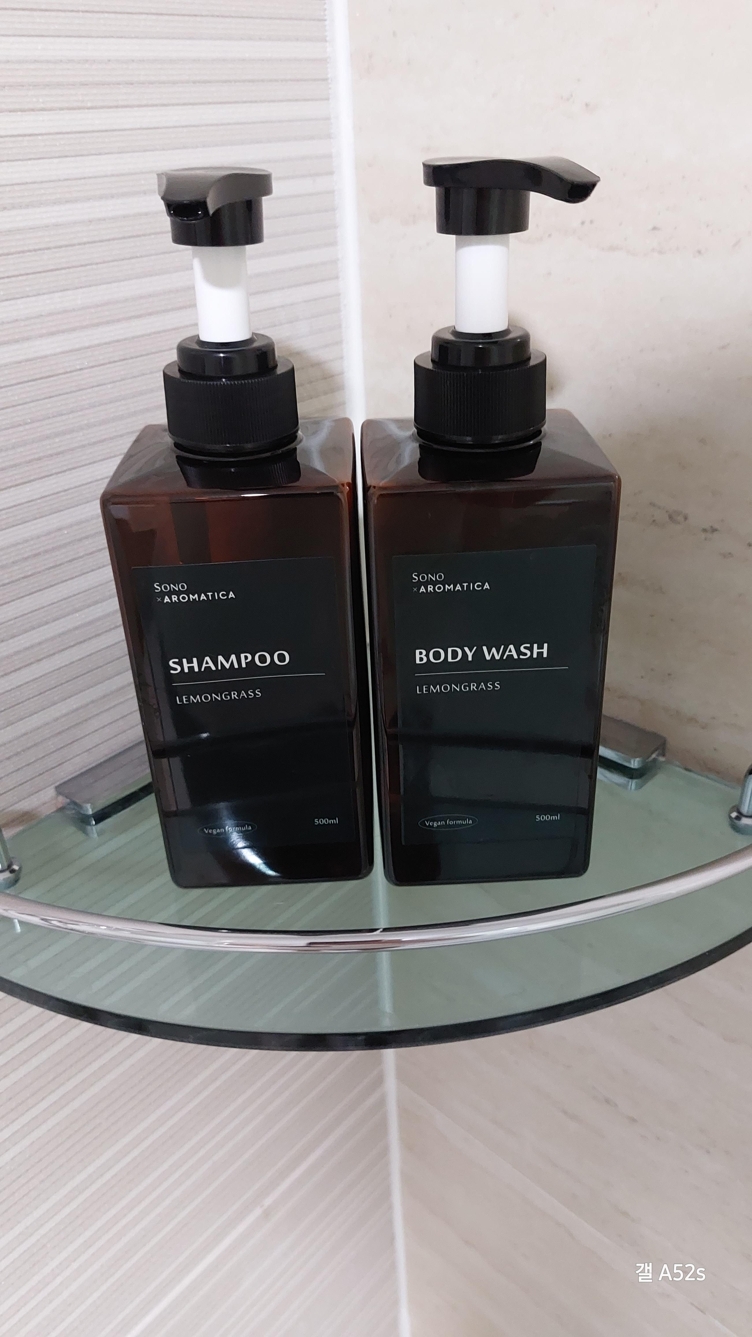 샤워 부스안 샴푸와 샤워바스젤