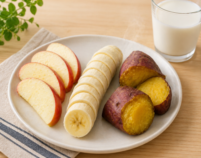 사과 바나나 고구마와 우유로 구성된 건강 간식 이미지, 영양 균형 식단