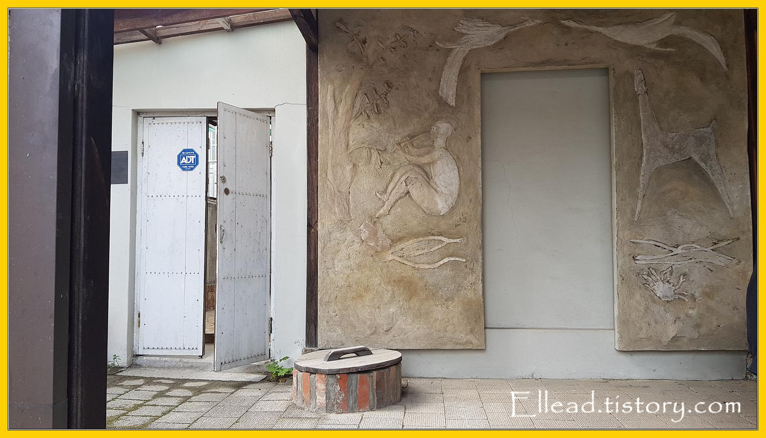 툇마루 위, 양옆에 부조