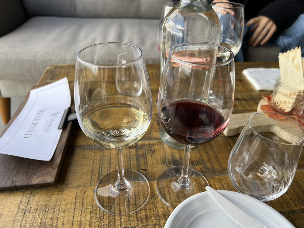 와인 잔 with wine