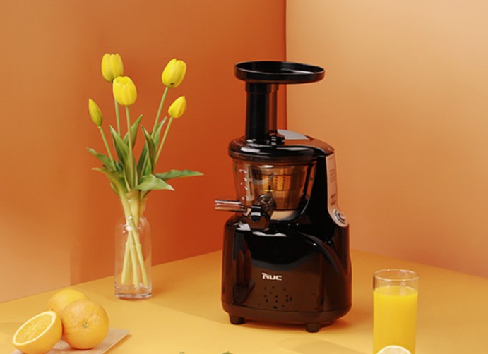 nuc-착즙기와-건강쥬스-그리고-꽃이-함께-있습니다.