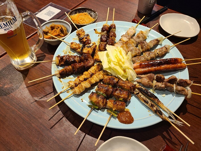 사진 왼쪽 위를 가만히 보면 QR코드가 보이는데 요즘에는 휴대폰으로 저 QR코드를 스캔해서 휴대폰 화면에 뜨는 메뉴를 보며 그곳에서 수량을 기입하여 주문을 받는 가게가 늘어나고 있다. 터치패드로 주문하는 방법도 마찬가지지만 이러한 주문 방법이 늘어나고 있는 것은 코로나19로 인해 비대면 주문이 널리 퍼지게 된 부분도 있으며 가게의 입장에서 수기 주문의 오류를 줄이고 불필요한 인원을 감축할 수도 있기 때문은 아닐까 생각한다. 다만 QR주문의 경우는 QR을 스캔했을 때 외국어 페이지나 번역기능이 제대로 먹히지 않는다면 외국인이 여행 와서 음식을 주문하는 것 자체가 굉장히 고난도의 도전이 되어버릴 수 있다는 단점도 분명히 존재한다. TMI를 섞자면 나는 개인적으로 터치패드 주문이 좋다. 그림도 나오고 번역기능이 들어있는 경우도 있고 중간중간에 금액이 어느 정도 나왔는지도 내 마음대로 확인할 수 있기 때문이다.