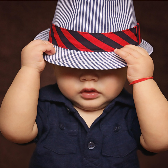 모자를 쓰고 있는 아기