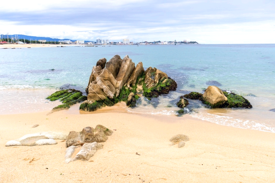 해변에 큰 바위가 있다