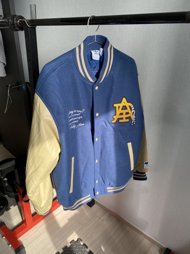 아디다스 스타디움 재킷 MC 바시티 재킷 - 블루:베이지 / HZ7092