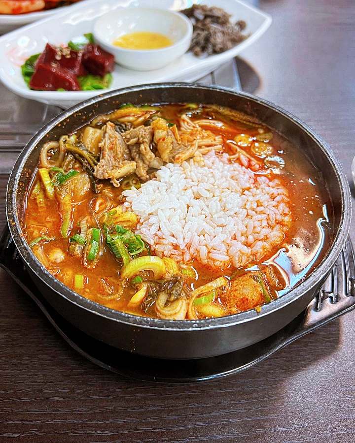 1++ 한우가 한가득 소고기 국밥 양념 돼지갈비 6천원 한우국밥 경복궁역 인왕산 맛집 추천 생방송투데이 맛있GO 싸다GO
