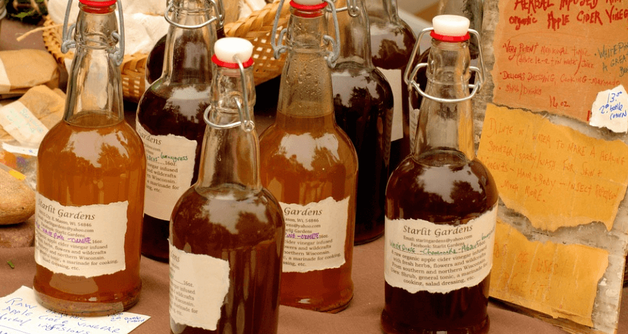 식초와 함께 놓여 있는 여러 가지 양념 사진 - 2