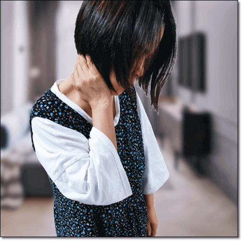 목 근육통 여성