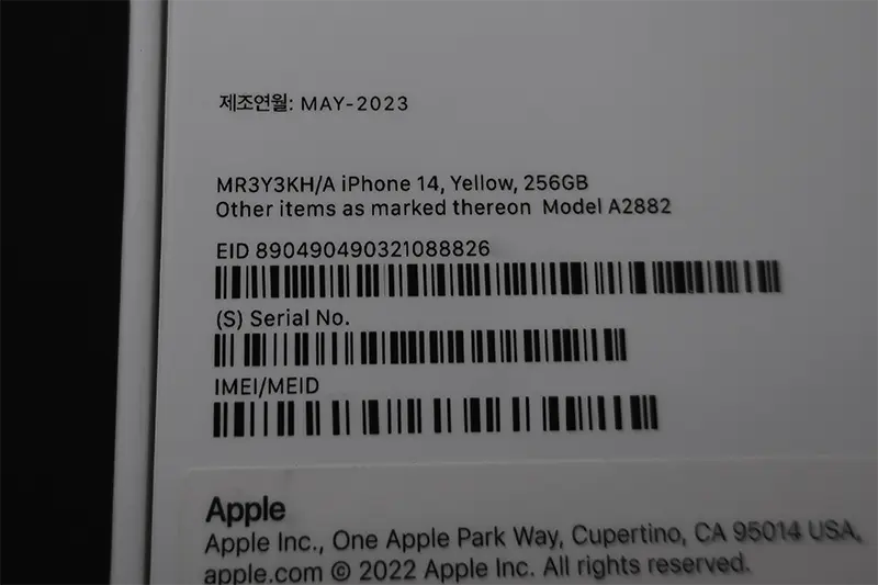 아이폰 14 박스 뒷면. 생산일이 2023년 5월로 적혀있다.