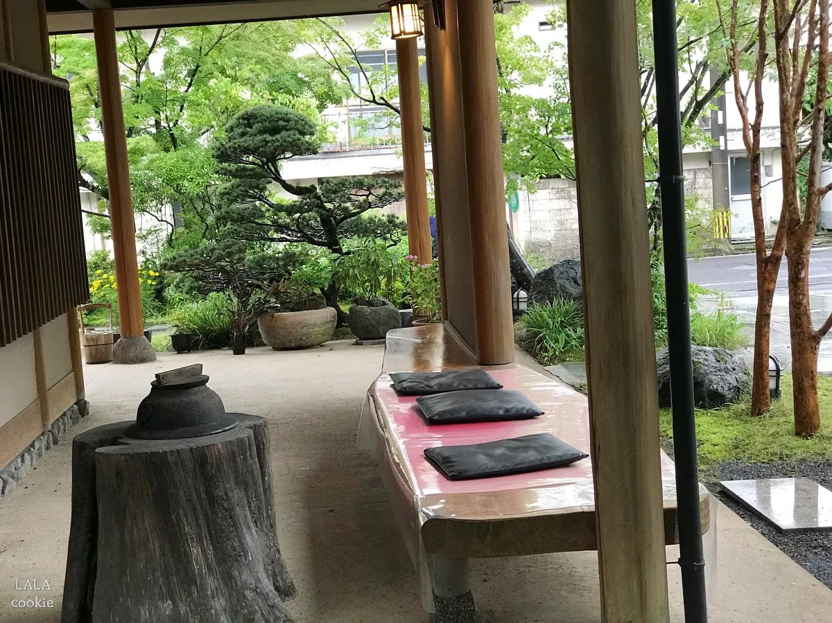 후쿠오카-유후인-료칸-추천-야마다야-온천가는-길-의자