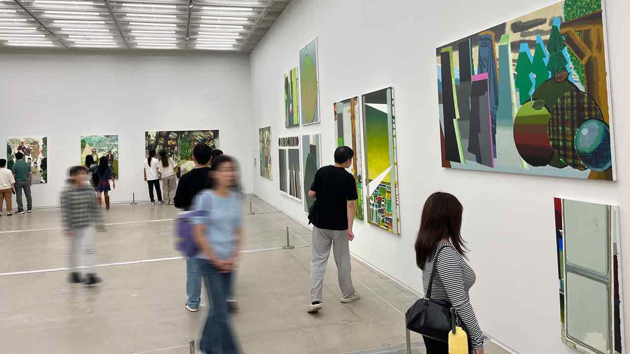 전현선 작가의 그림을 관람하는 관객들