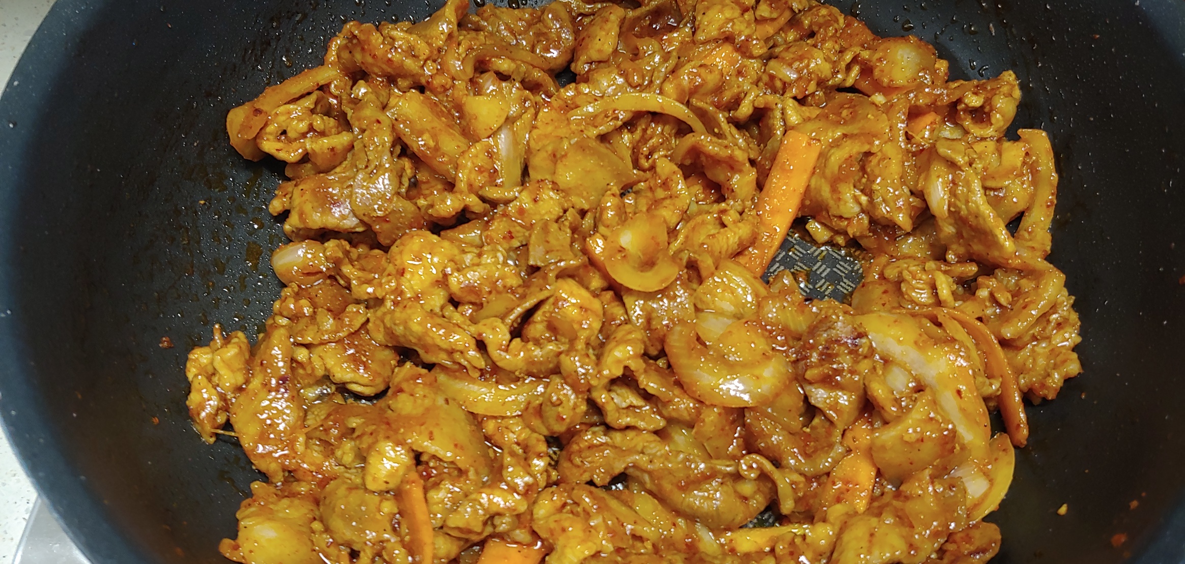 계속 강불로 볶아 고기에 스며들게 하고 졸여줍니다.