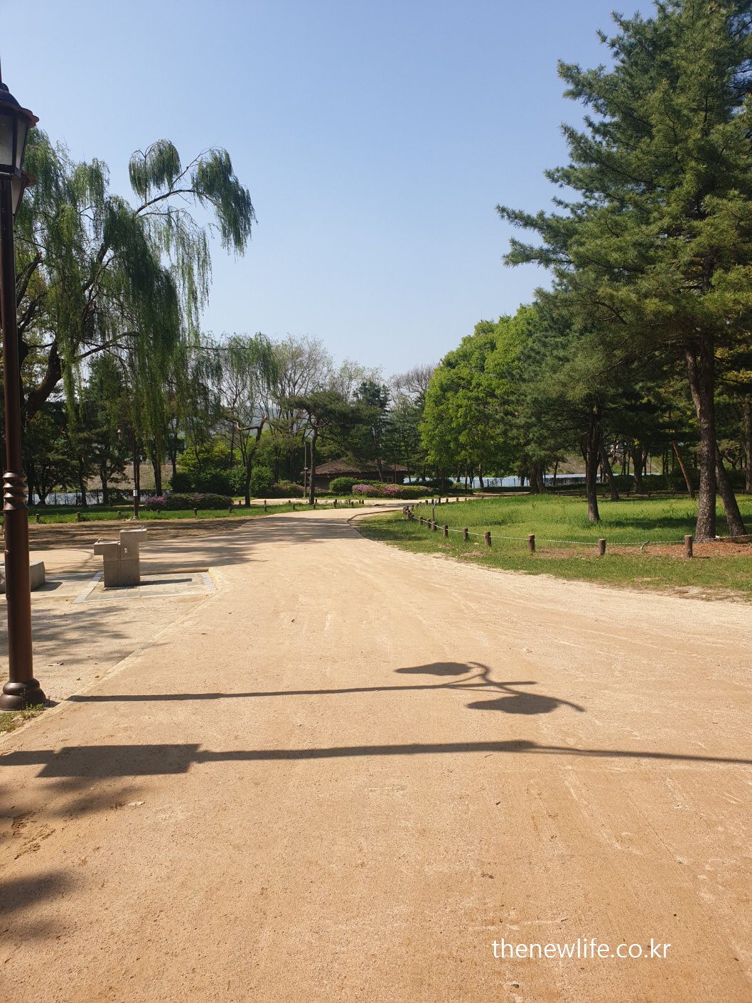 Barefoot walking trail at Amsa Prehistoric Park under a clear sky-맑은 하늘 아래 암사 선사 유적지의 맨발걷기 효능을 누릴수 있는 맨발걷기 흙길