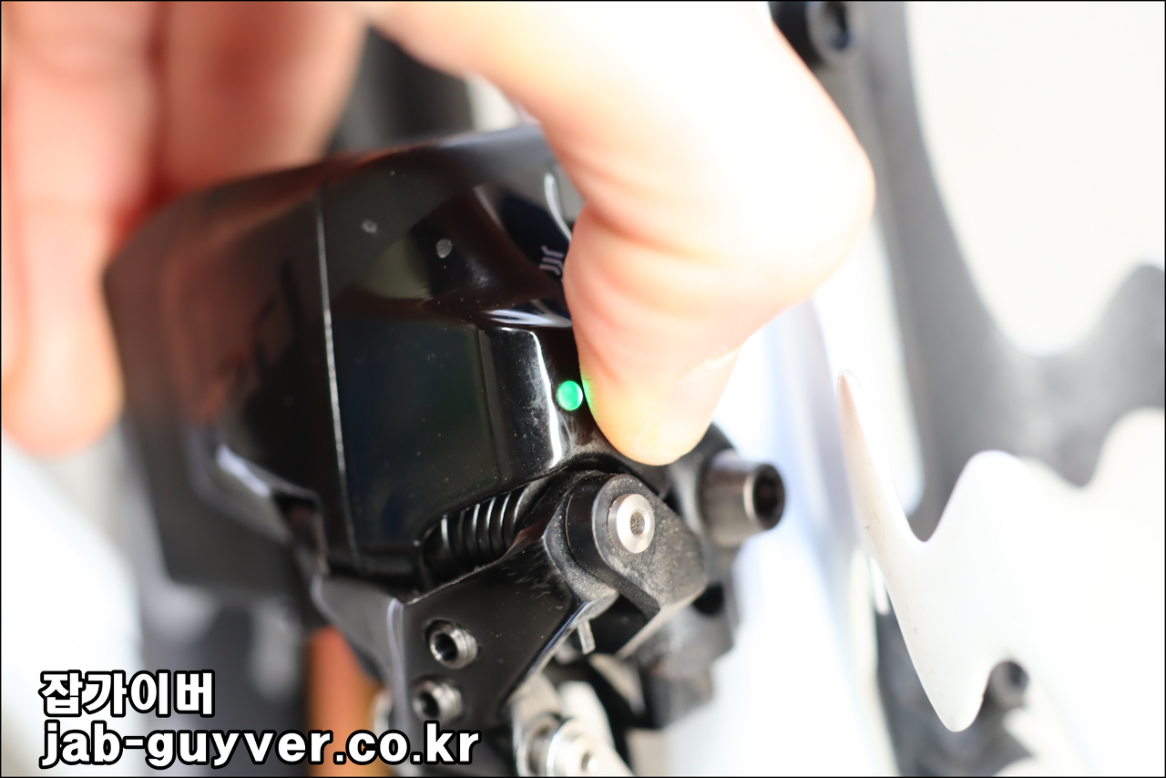 스램 AXS eTap 드레일러/레버 페어링 버튼 위치와 LED 확인
