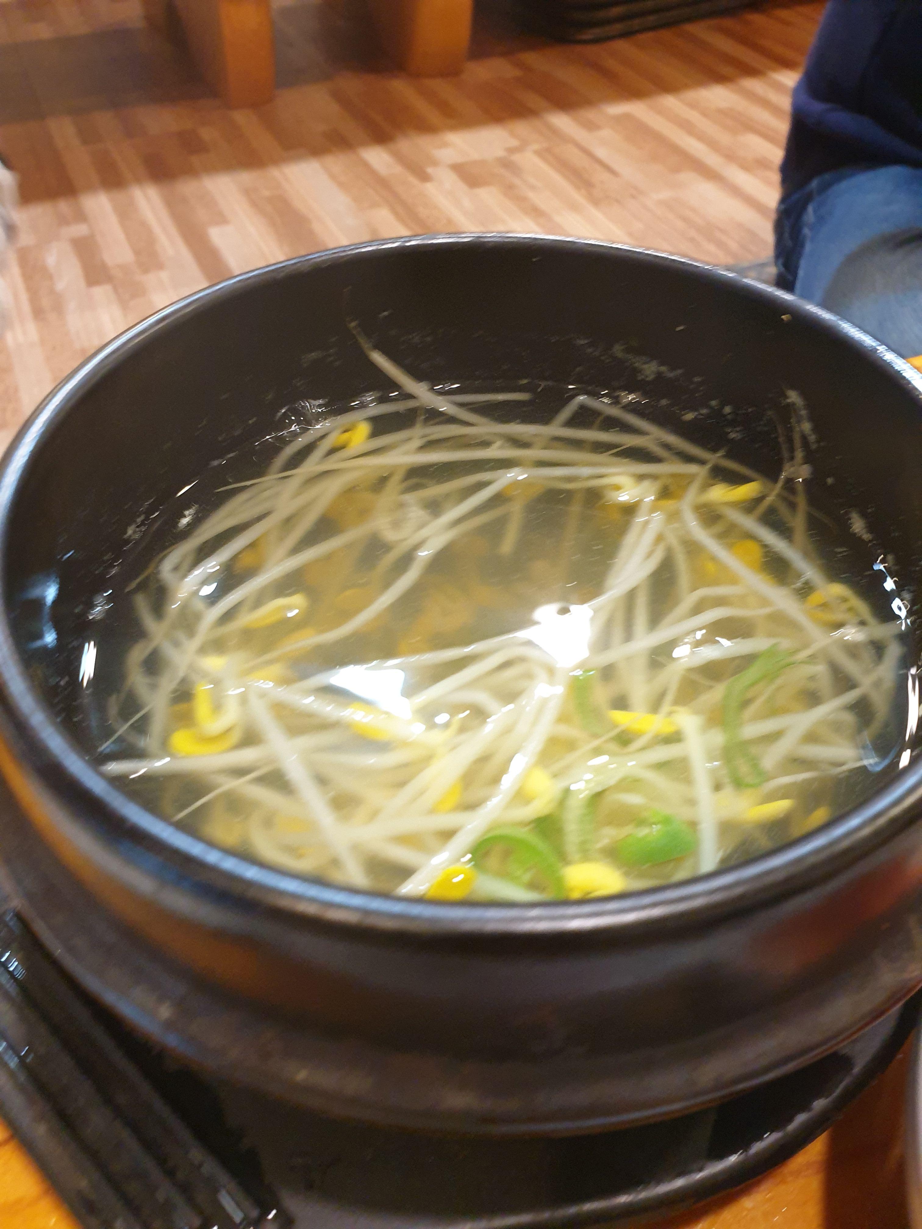 뚝배기안의 콩나물국