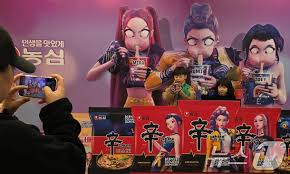 케데헌 콜라보로 불붙은 구미라면축제! 갓 튀긴 라면의 열기 현장 스케치 관련 사진