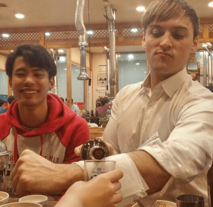 기욤 패트리가 술을 따르는 장면