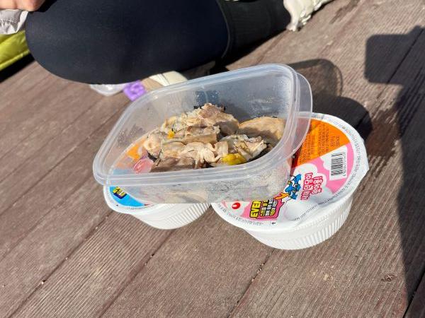 컵라면과 대패 삼겹살 김밥