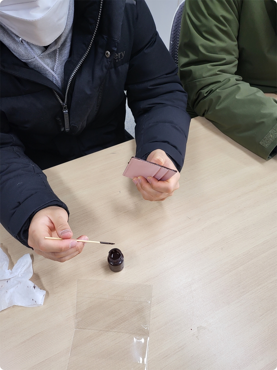 바느질을 다하고 앳지를 발라주고 있어요~