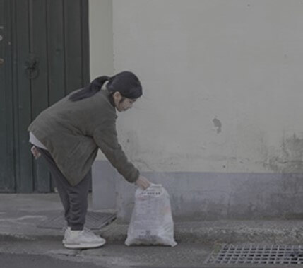 쓰레기를 버리는 연수