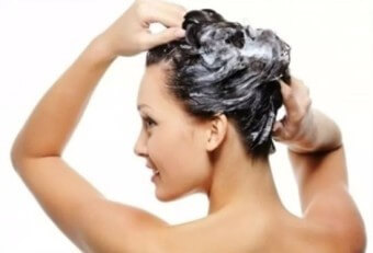 머리에-샴푸를-적당히-바르고-하얀-거품이-날때가지-문지는-여인