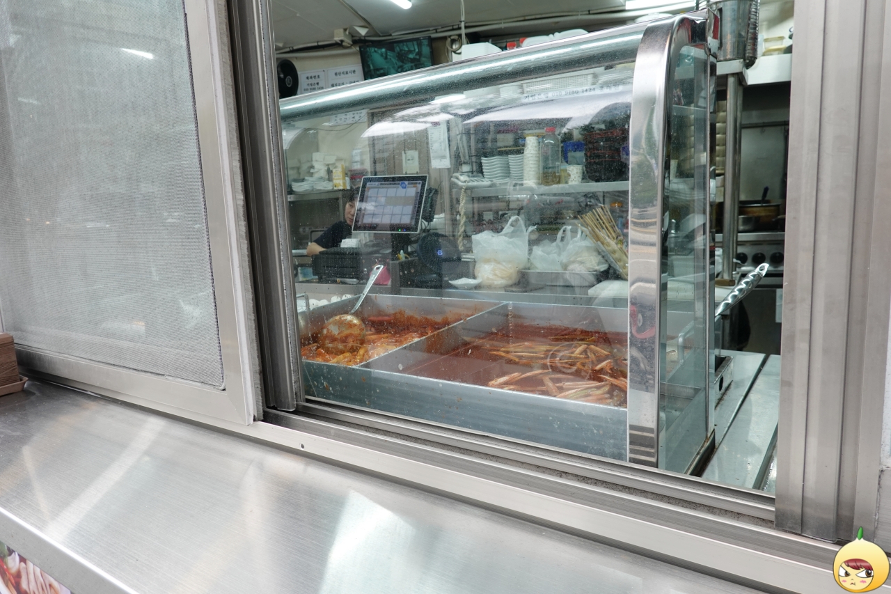 떡볶이를 만드는 철판 주위로 유리가림막이 있어요