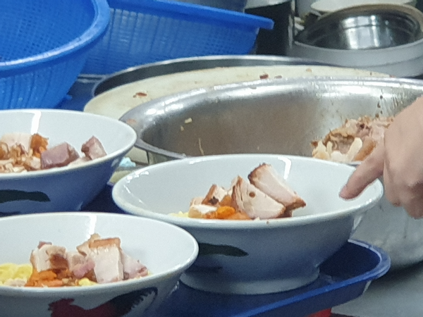 그릇에 면과 고명이 올라가 있는 모습