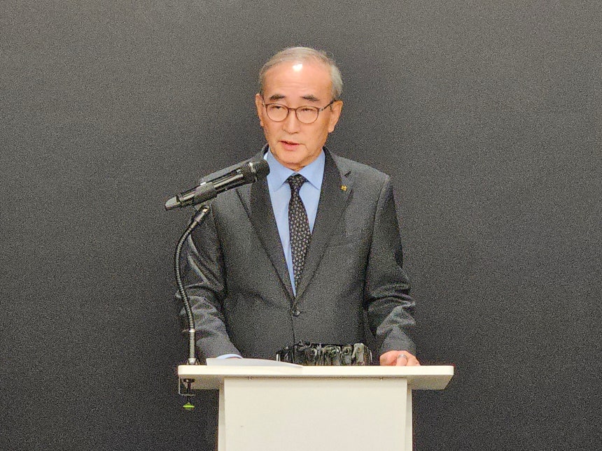 김영섭 KT 대표가 11일 오후 서울 광화문 KT웨스트사옥에서 열린 기자 간담회에서 발표하고 있다.