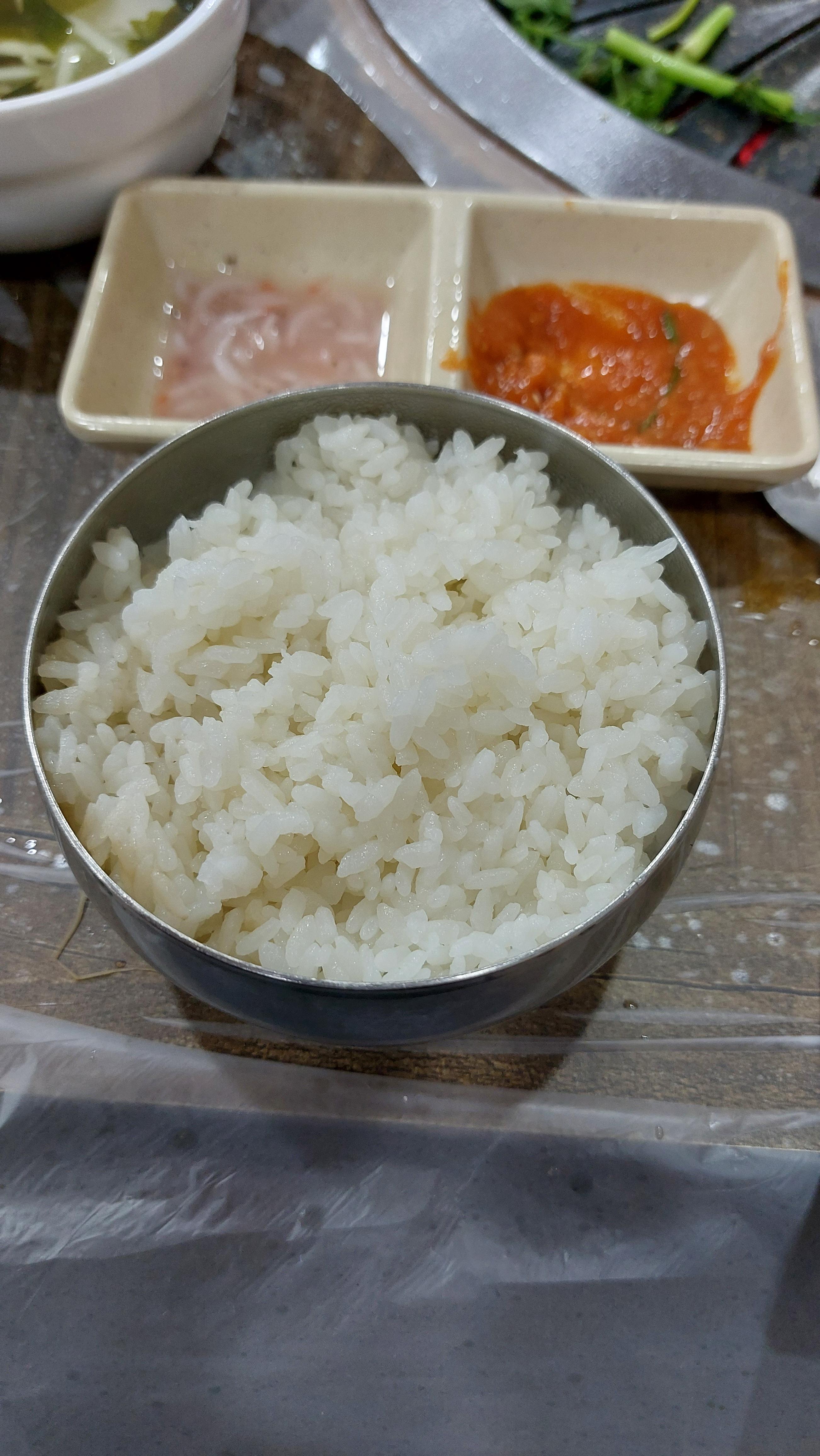 밥맛도 좋다! 오래된 쌀로 하는 공깃밥이 아님!