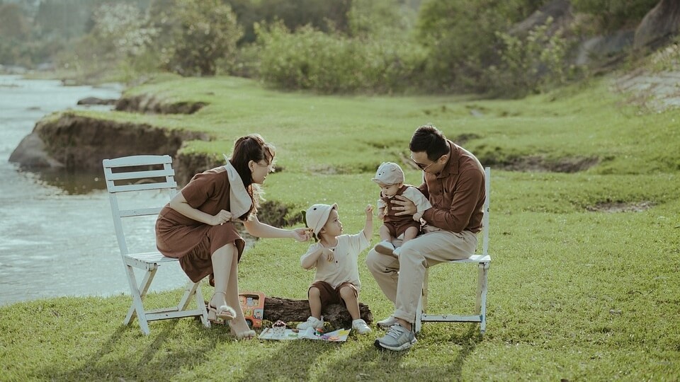아이들과 같이 캠핑나온 부모님 모습