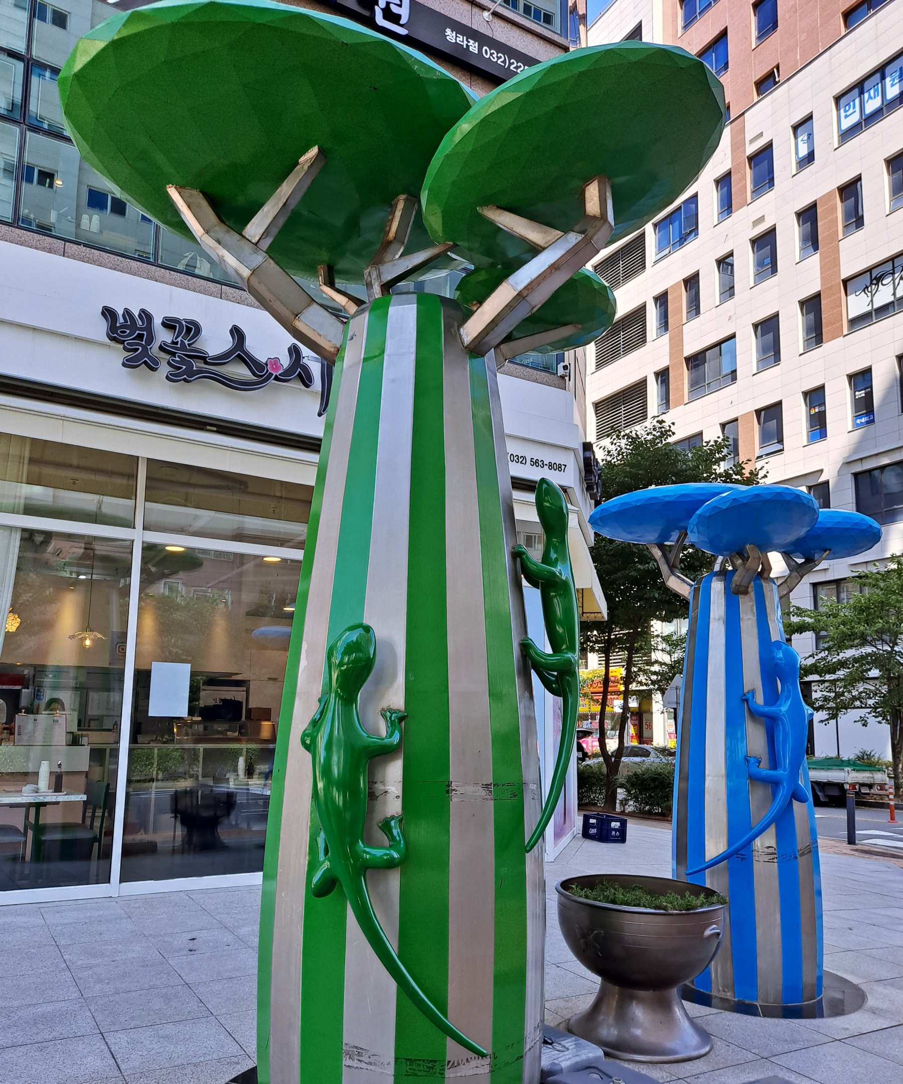 건물 앞 조형물