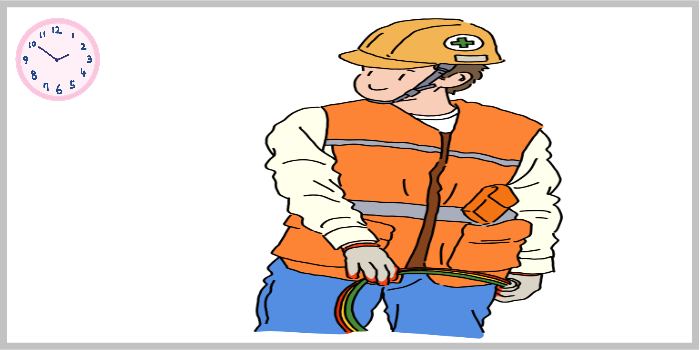 시계를 바라보며 전선 작업을 준비하는 안전모 착용 노동자