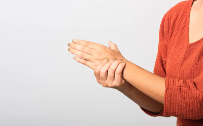 손이 아픈 여성